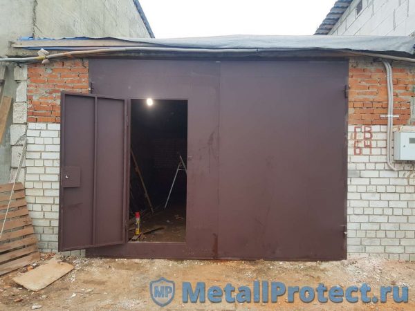 Ворота гаражные с калиткой Metall Protect, цена от 14400 руб