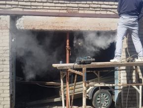 Спиливаем верхнюю балку, для увеличения высоты проёма