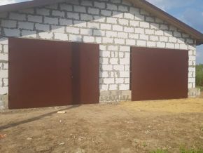 Новые ворота в просторном гараже Ворота для ангара