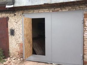 Белый окрас, утепление - OSB, г. Черноголовка Утеплённые ворота с калиткой и белым окрасом