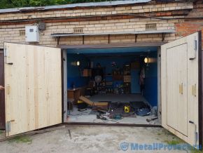 Утепление - пенопласт, отделка - вагонка Распахнутые ворота в гаражном кооперативе