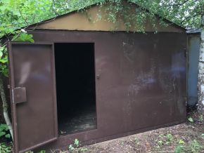 Уличный гараж. Высота ворот - 2000 мм, ширина - 3280 мм. Установка ворот в уличный металлический гараж