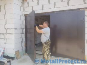 Устанавливаем ворота в Чехове. Покраска - Hammerite Монтируем верхние задвижки