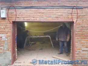 БЫЛО - 2500*1950 мм
Наметили боковые срезы (отмечено на фото) Распиливаем кирпич болгаркой