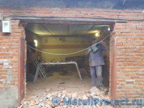 Убираем лишние кирпичи Демонтаж