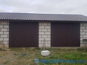 Вид спереди Сдвоенные стальные ворота