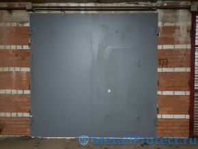 Ворота серого цвета, г. Железнодорожный Окрас ворот - грунтовка. Московская область.