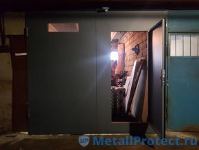 Без утепления, зато с калиткой и окошком! Ворота с калиткой выполненные на заказ компанией Металл Протект