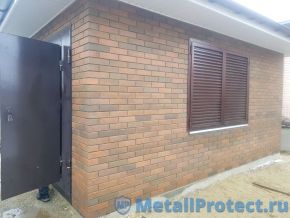 Жалюзийные ставни - тоже нашего производства Замок маттем, черные ворота в гараж