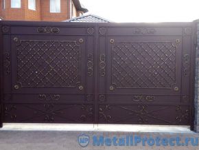 Въездные ворота в частный дом, украшенные ковкой Металлические въездные ворота Metall Protect