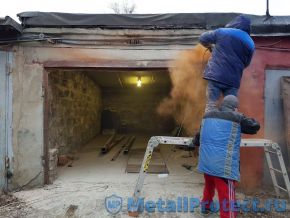 Пользоваться защитными очками - обязательно! Срезаем балку над входом в гараж