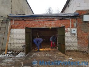 Режем болгаркой старую раму Режем болгаркой старую раму