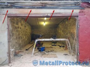 Врезали новую балку (отмечена стрелками) Подъём верхней балки ворот