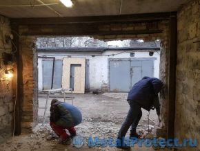 На заднем плане - новые ворота. Очень хотят быть установленными в увеличенный проём. Работа с перфоратором