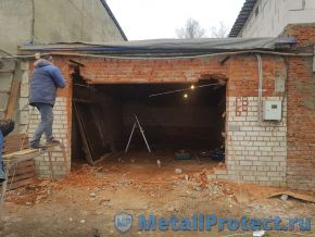 Аккуратно добиваем верхнюю балку (она уже надрезана). Главное - вовремя отскочить :) Сшибаем верхнюю балку