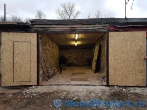 Распахнутые в большом проёме Ворота с утепление и обшивкой OSB