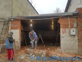 Кусок кирпичной стены не такой уж и лёгкий. Раздербаниваем его на более мелкие осколки для удобной транспортировки. Кусок кирпичной стены