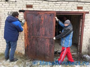 Срезаем старые ворота болгаркой Демонтаж ржавых ворот, срезать петли