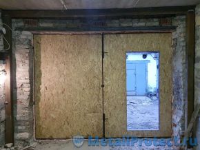 Утеплённые. Отделка: ориентированно-стружечная плита (OSB) Утеплённые ворота Металл Протект, OSB-отделка