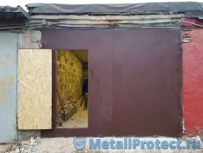 С открытой калиткой. Москва, Варшавское шоссе. Ворота коричневые с левой калиткой производства Metall Protect